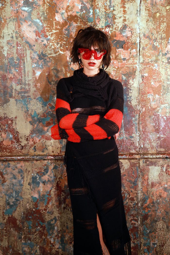 This unqiue 100% organic cotton knitted cropped longsleeve knitted jumper is inspired by the eclipse of a so called a “Blood Moon” With its bold blocking of red and black it feels like a true statement piece.