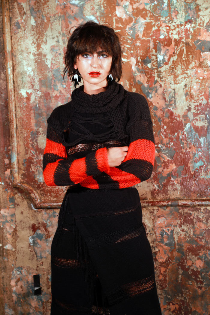 This unqiue 100% organic cotton knitted cropped longsleeve knitted jumper is inspired by the eclipse of a so called a “Blood Moon” With its bold blocking of red and black it feels like a true statement piece.